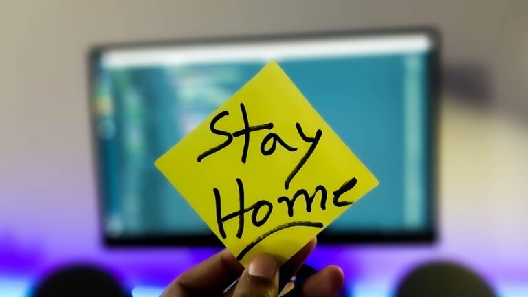 How can solo female travelers stay safe during their trips